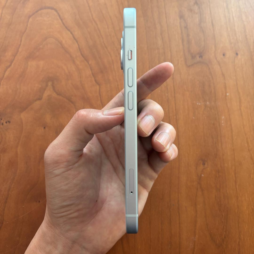 iPhone 15 ブルー　128GB　iphone本体