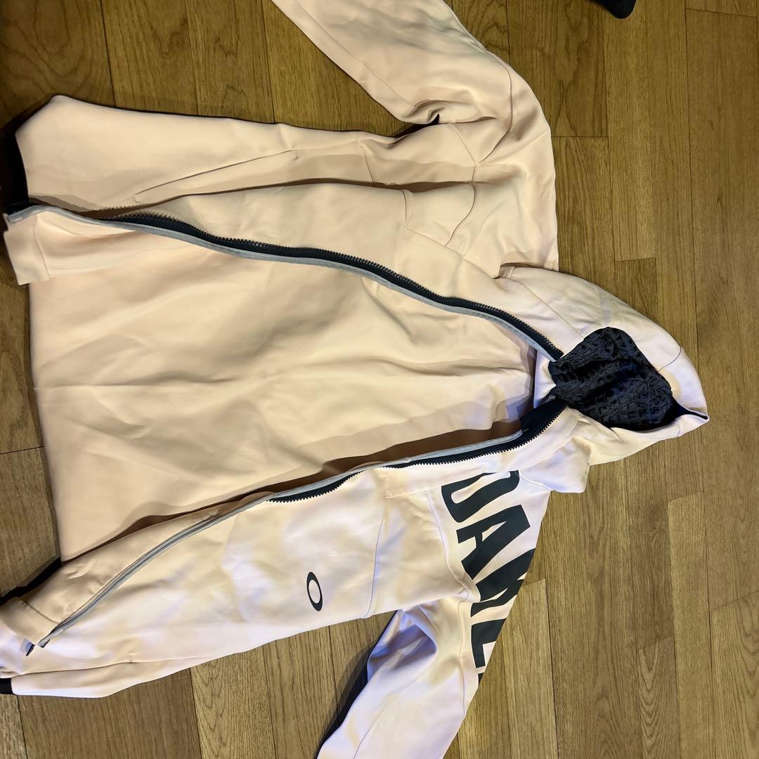 オークリー。半袖2、半ズボン2、冬用ズボン1、長袖チャック付き2