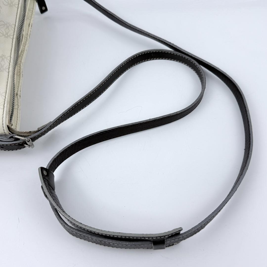 ロエベ リピートアナグラム ショルダーバッグ PVC レザー ホワイト