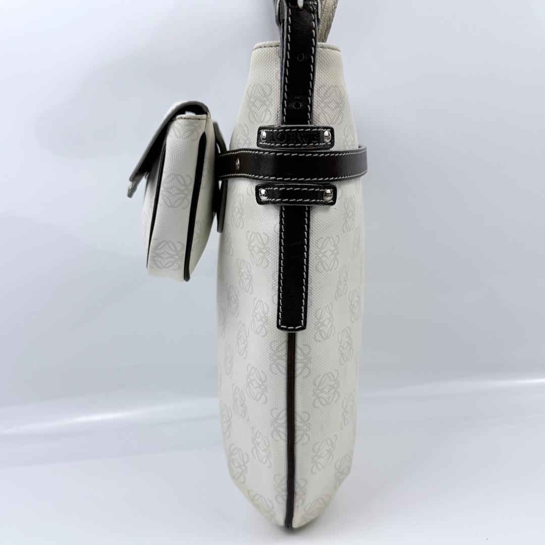 ロエベ リピートアナグラム ショルダーバッグ PVC レザー ホワイト