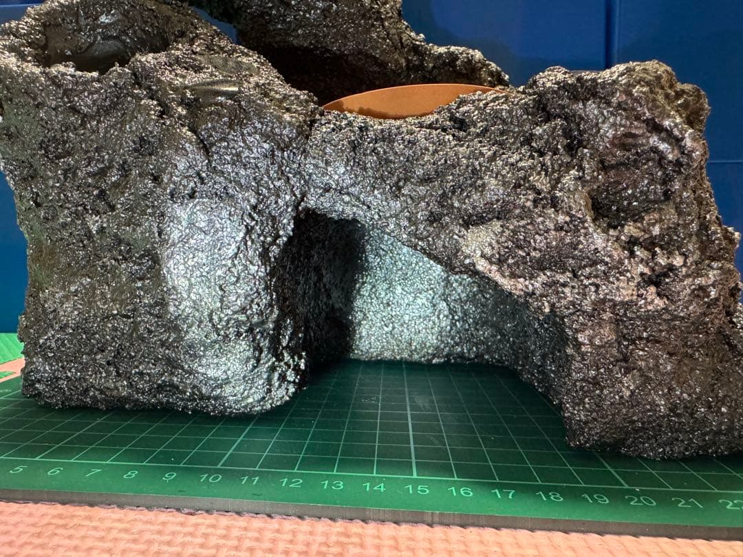 新春セール！！手作り爬虫類シェルター（ゴツゴツ岩感・陶器埋め込み）