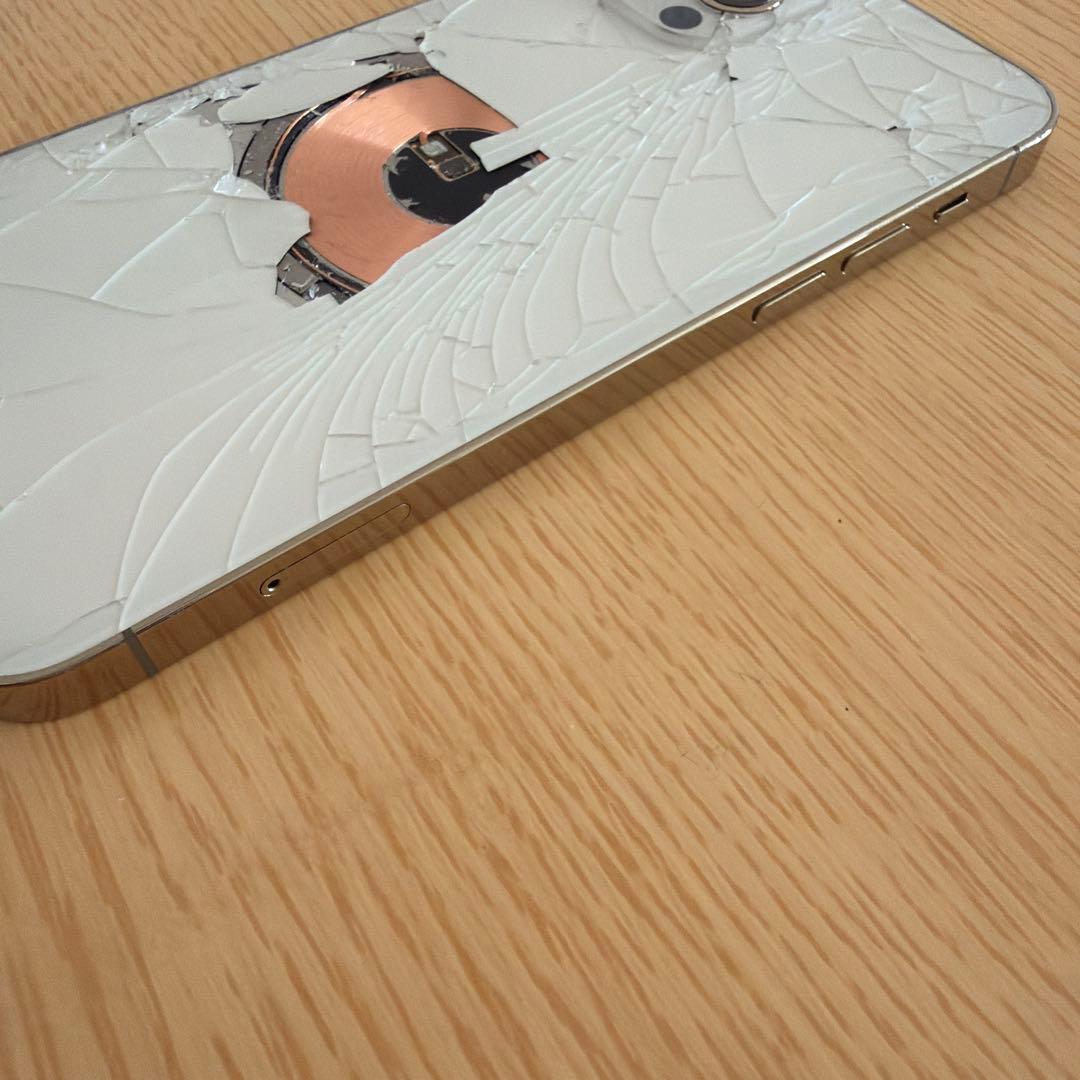 iPhone 12 Pro ホワイト 背面破損