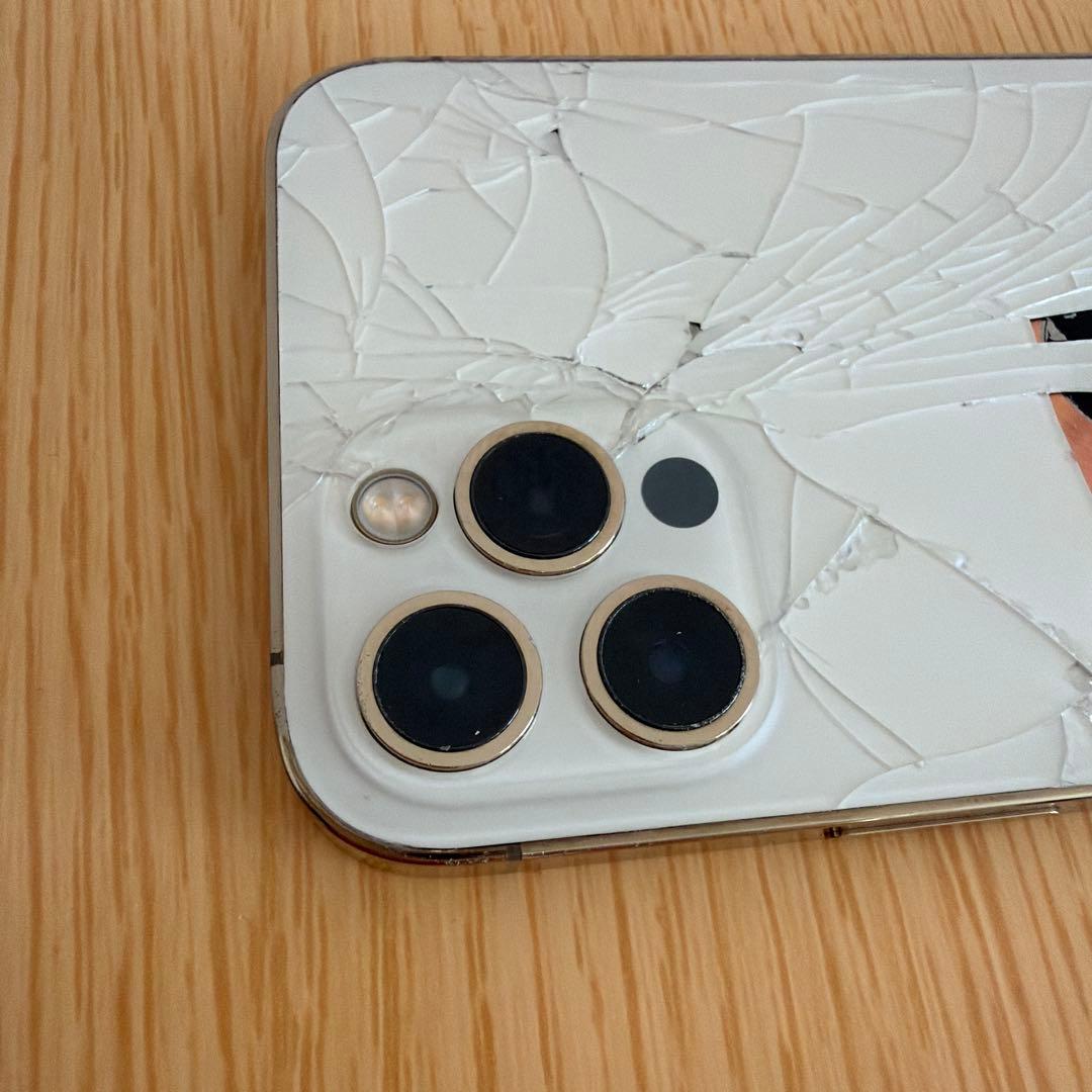 iPhone 12 Pro ホワイト 背面破損
