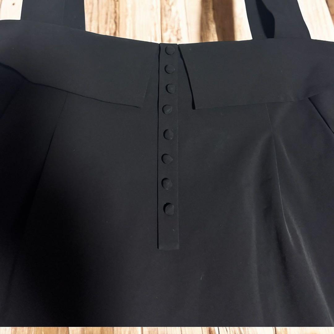 黒のノースリーブ膝丈ワンピース