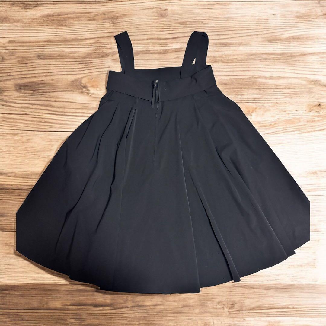 黒のノースリーブ膝丈ワンピース