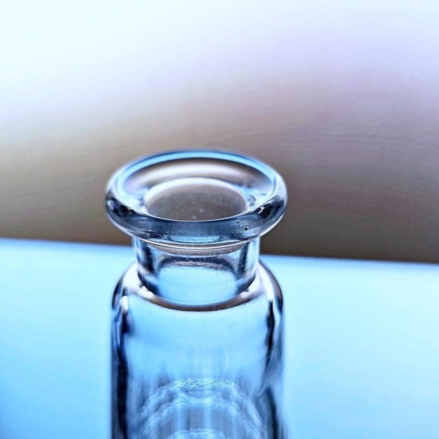 輝くオールドバカラ 格子柄の香水瓶 1936年以降