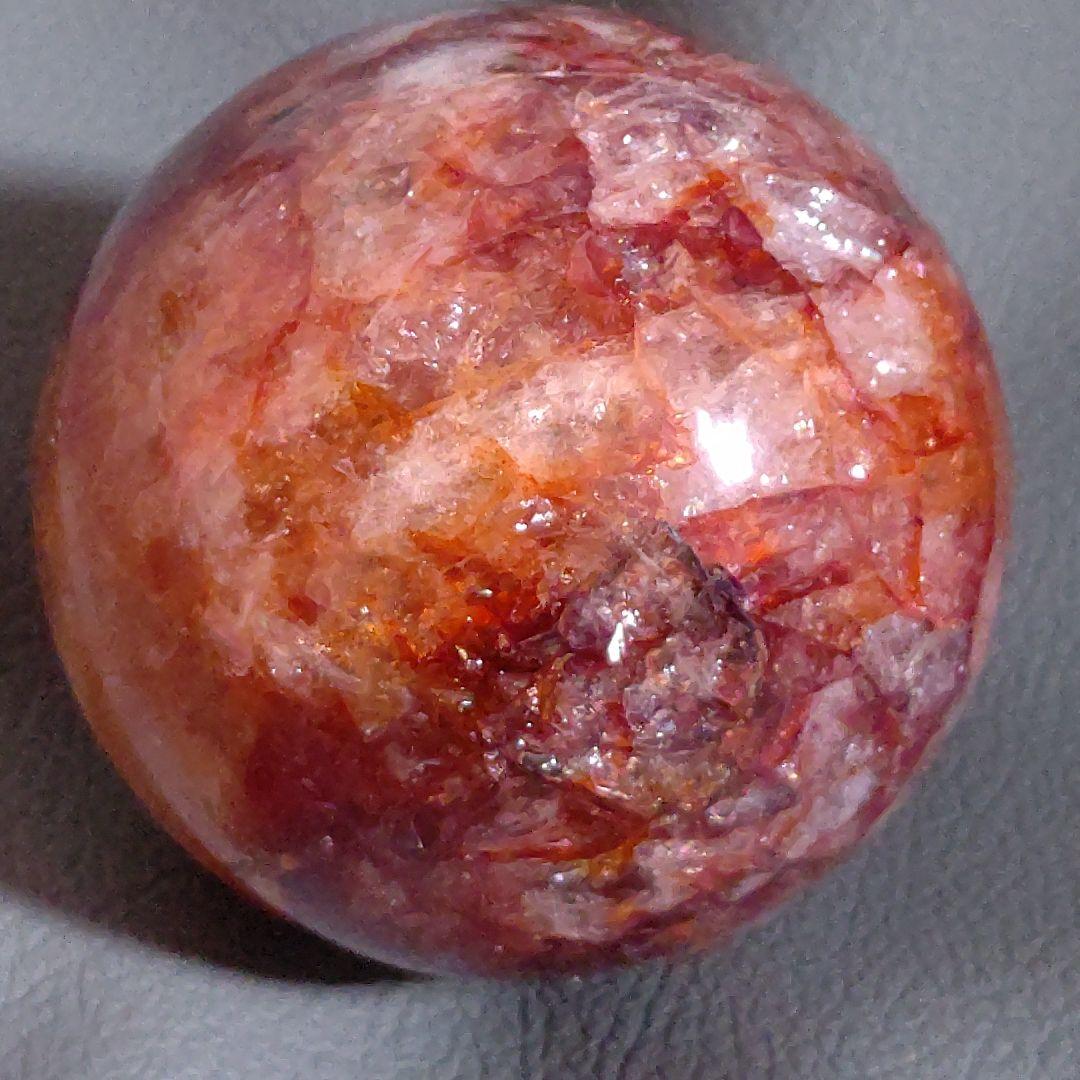 虹まみれ♡　レッドファイアクォーツ　スフィア　丸玉　天然石　台座付き　6.8cm