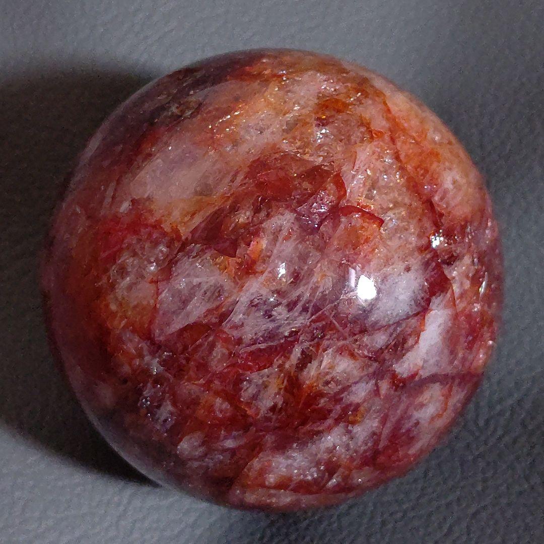 虹まみれ♡　レッドファイアクォーツ　スフィア　丸玉　天然石　台座付き　6.8cm