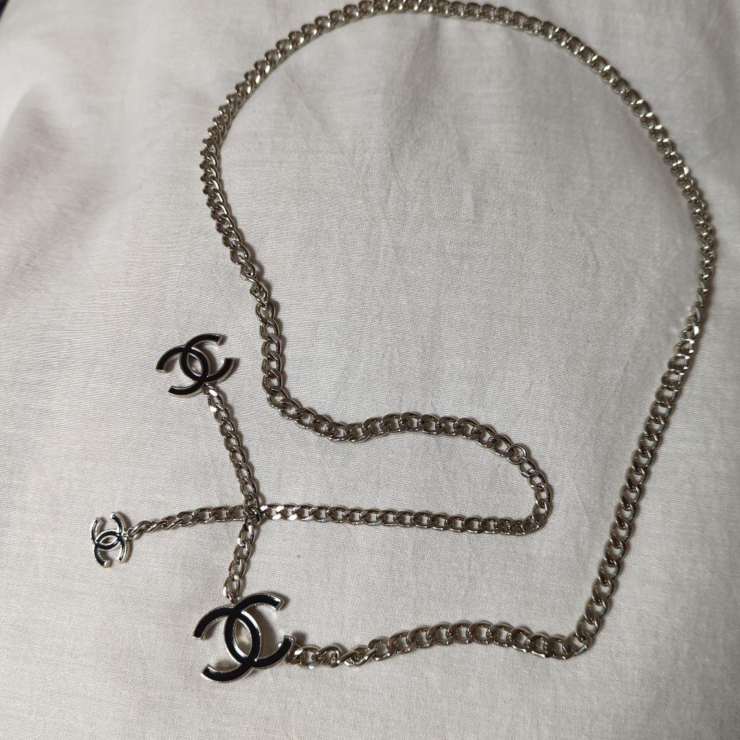 CHANEL メタルチェーンベルト ロゴチャーム付き