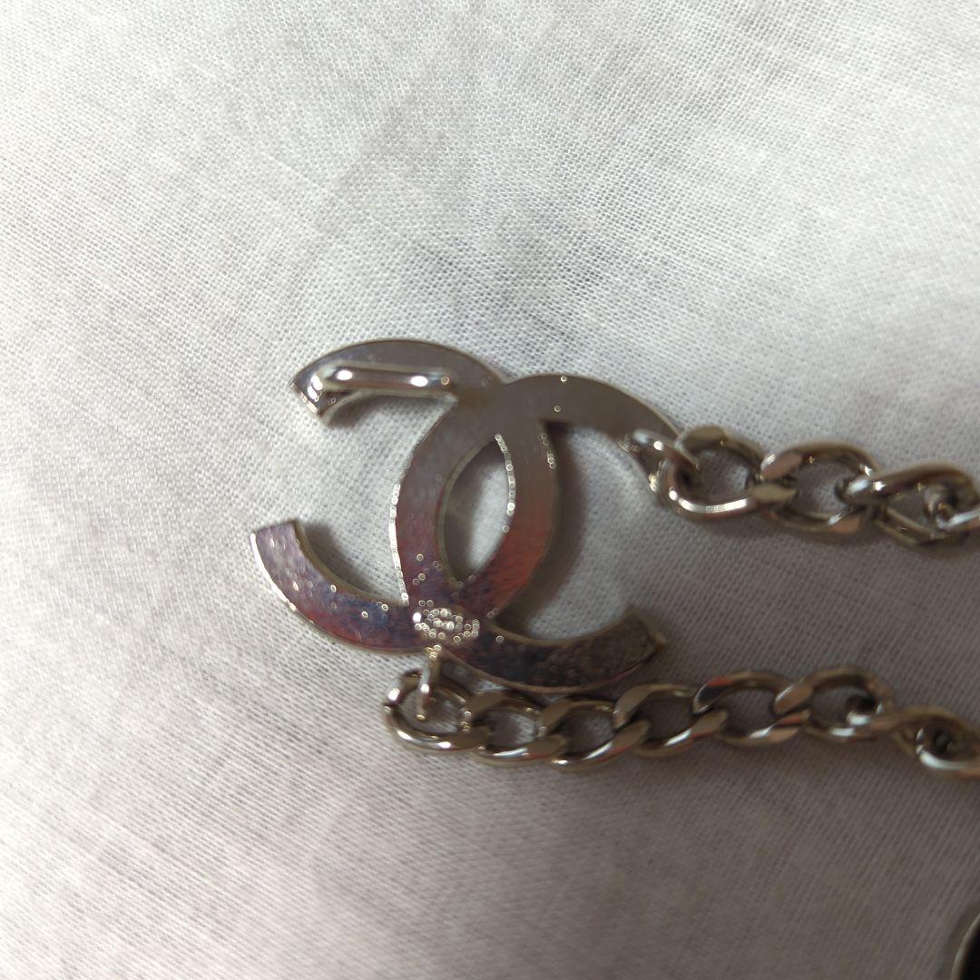 CHANEL メタルチェーンベルト ロゴチャーム付き