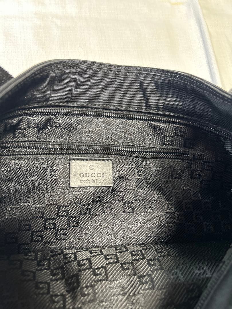 GUCCI グッチ　斜め掛けショルダーバッグ　黒