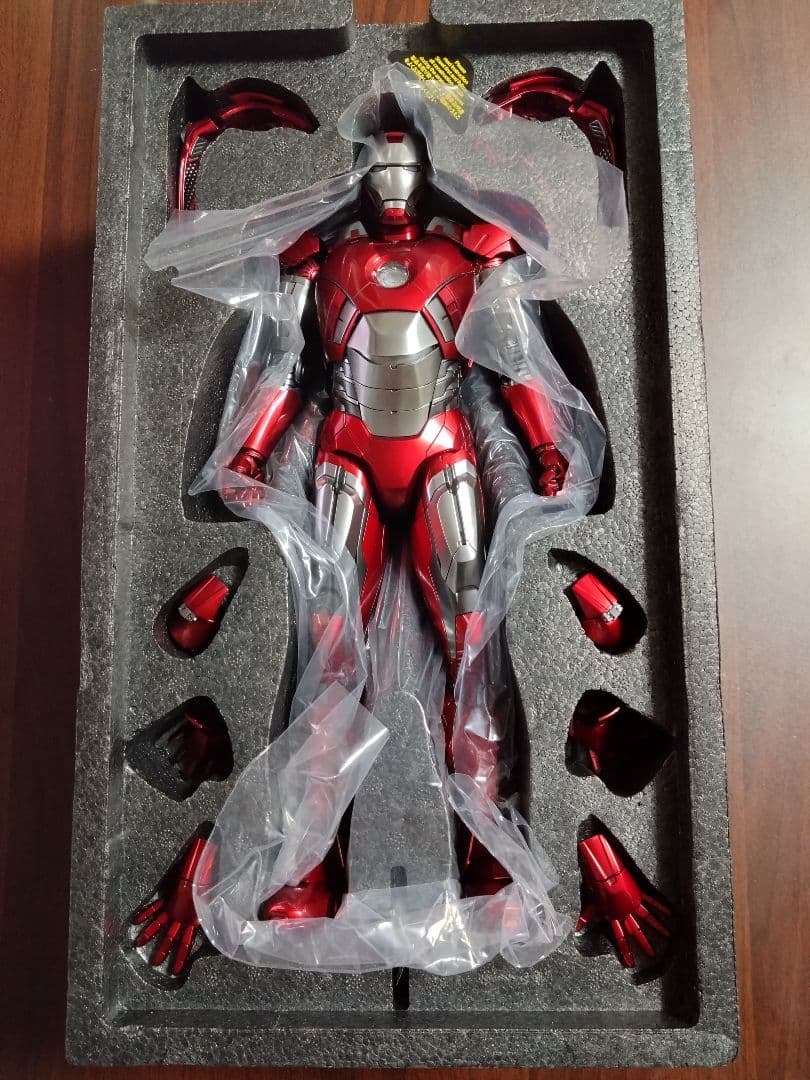 ホットトイズ ディズニー100 アイアンマン・マーク７プラチナカラー