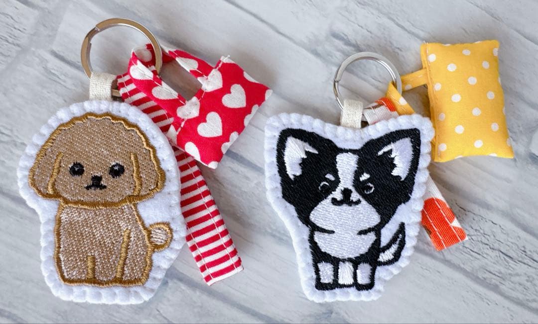 専用　ハンドメイド　刺繍　チワワ　ミニリュック型ポーチ　ひょっこりトートバッグ