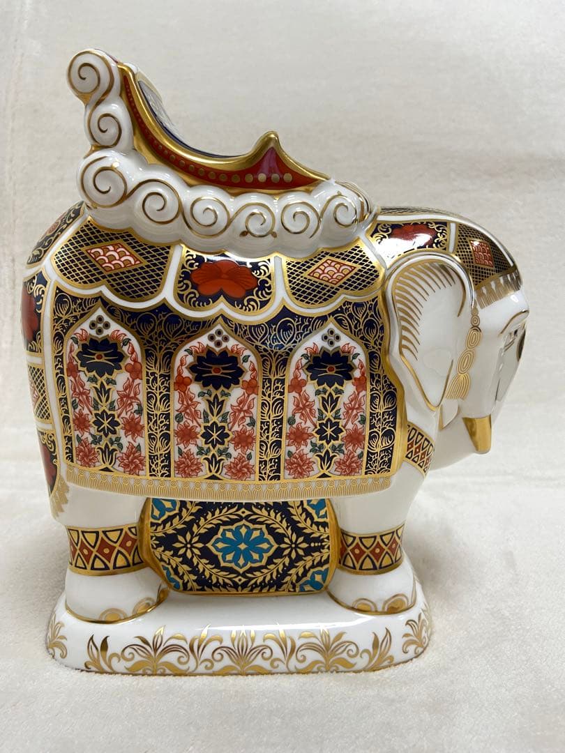 ロイヤルクラウンダービー 陶器製 豪華な象の置物