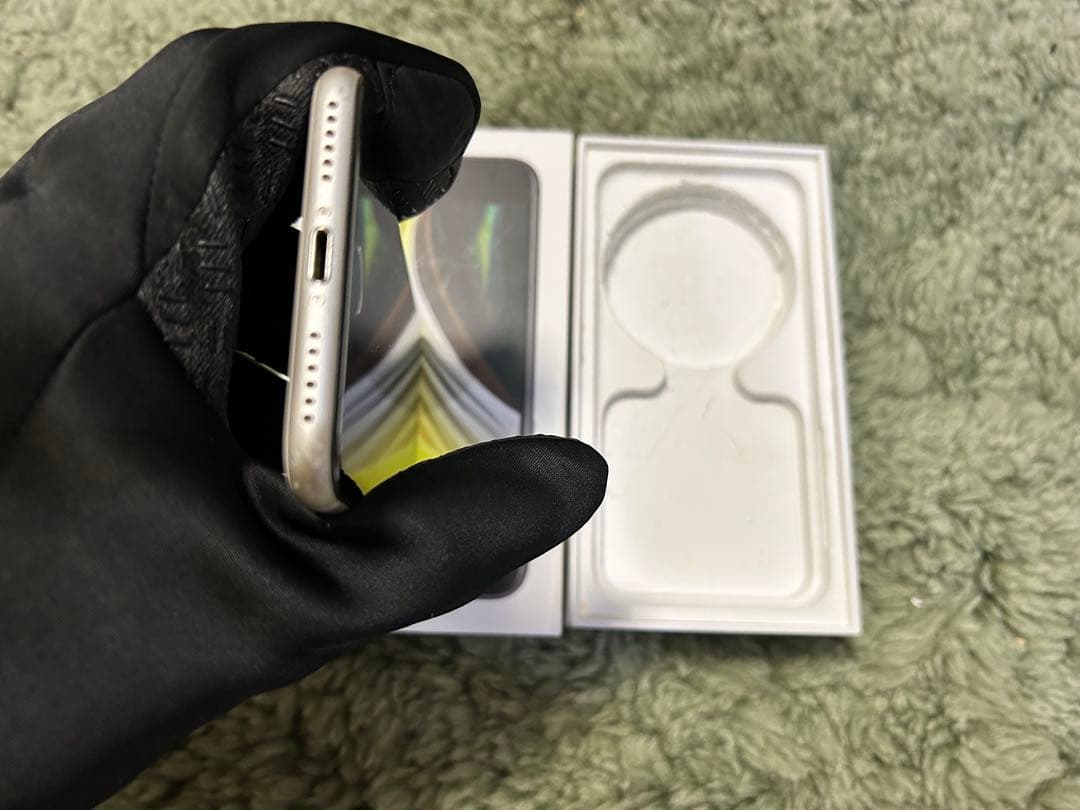 Apple iPhone SE (第2世代) ホワイト　箱発送可能