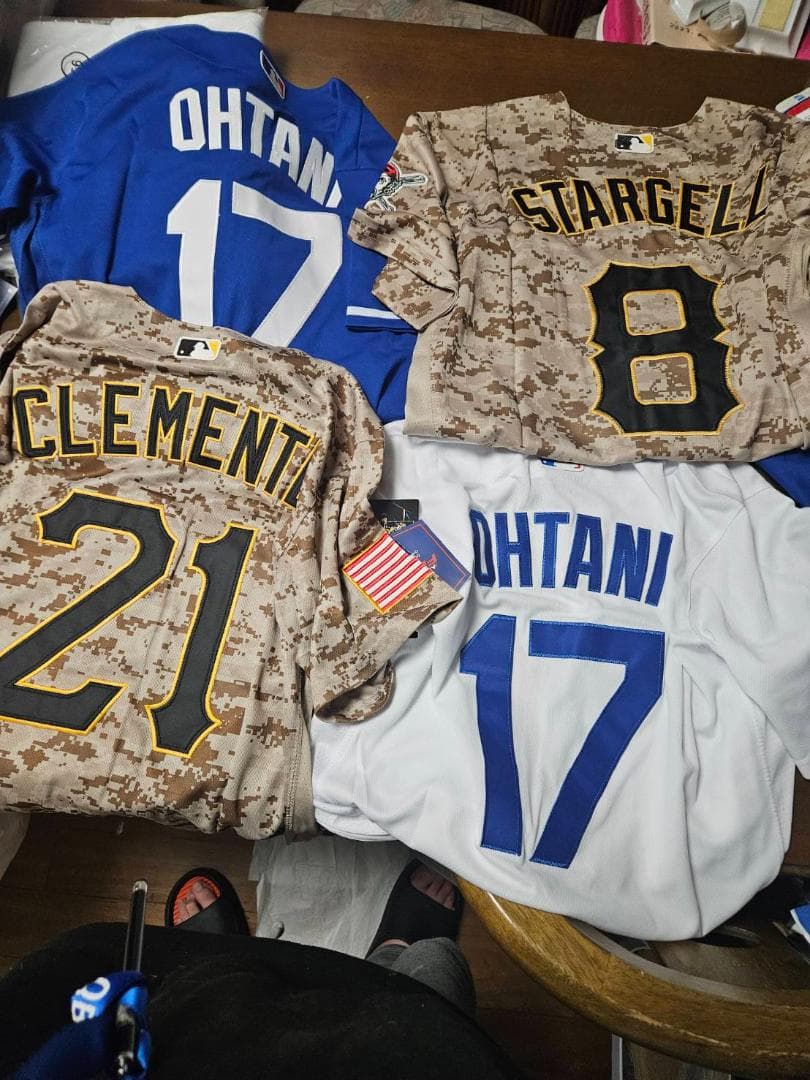 【新品未使用】 ユニフォーム4枚セット ( Dodgers, Pirates)