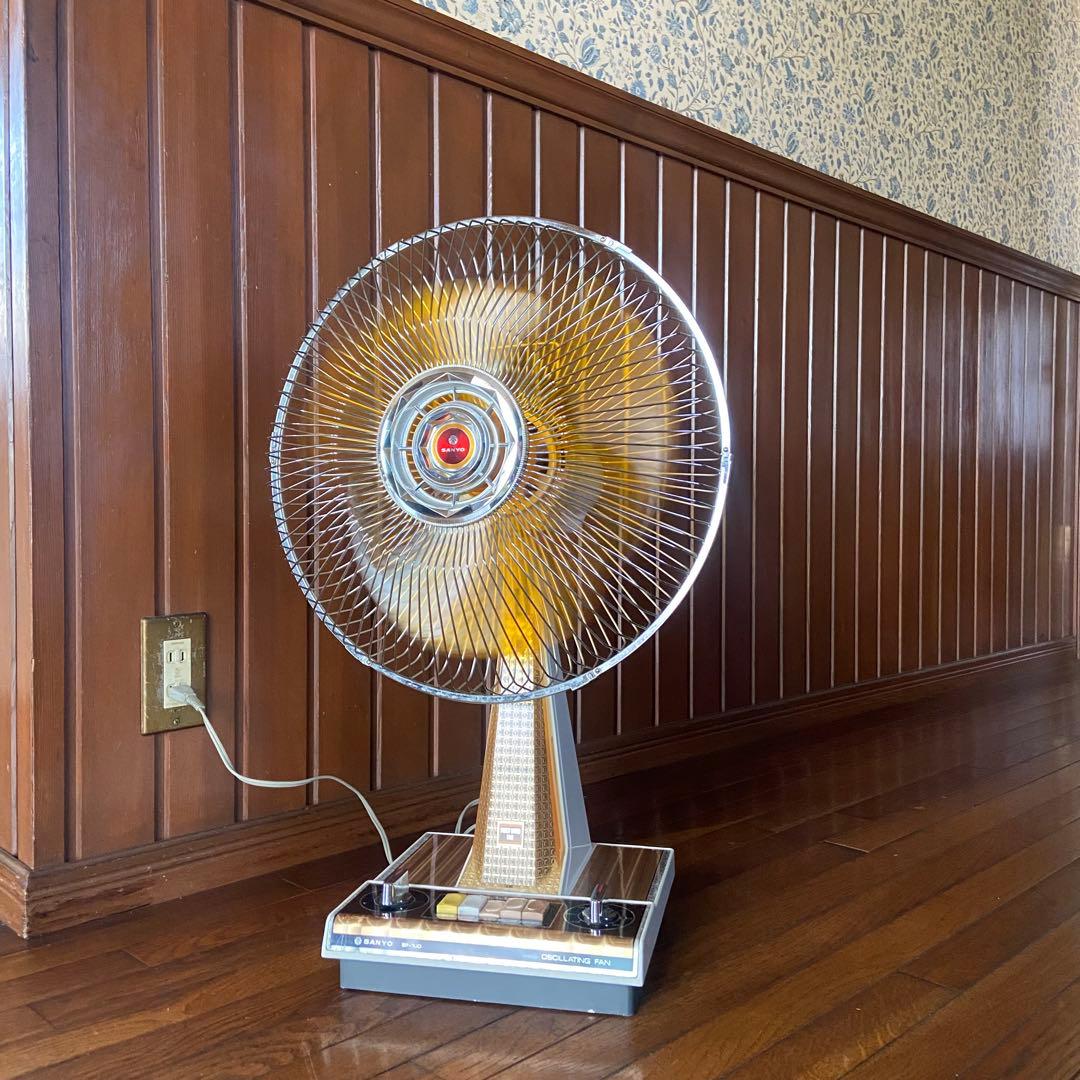 昭和レトロ　扇風機　ライト点灯します　希少　レトロポップ　美品　オレンジ