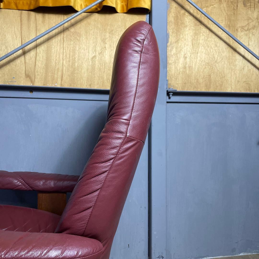 Ekornes 赤いリクライニングチェアとオットマン①