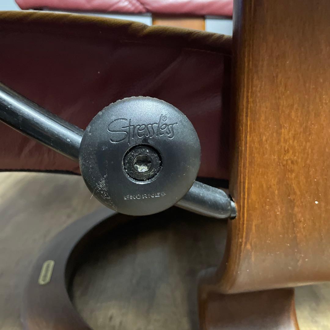 Ekornes 赤いリクライニングチェアとオットマン①