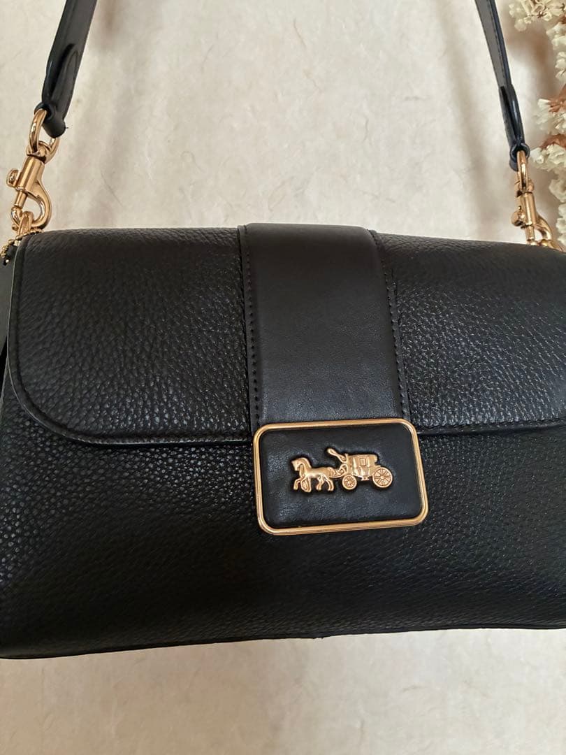 黒いレザー風ショルダーバッグ