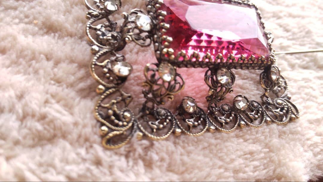 ヴィンテージ イギリス ガラスブローチ ピンク