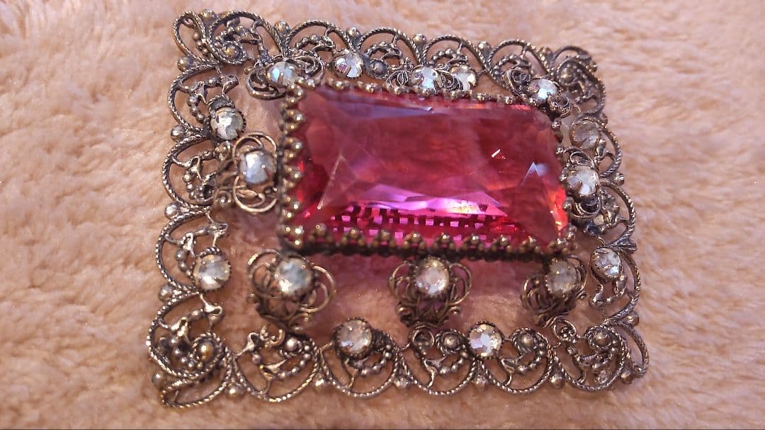 ヴィンテージ イギリス ガラスブローチ ピンク