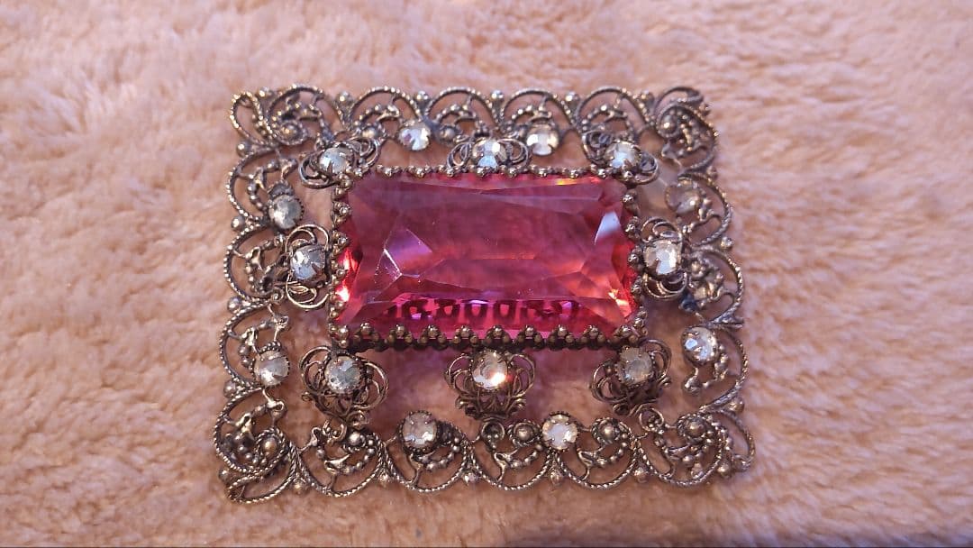 ヴィンテージ イギリス ガラスブローチ ピンク