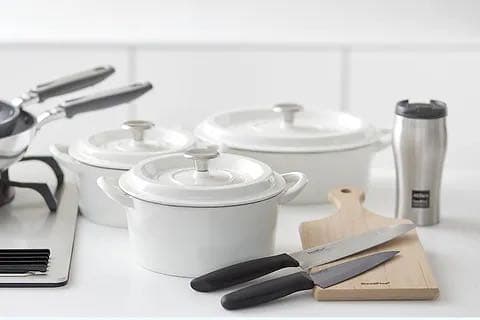 グッドプラス　キャストポット　オーバル26㎝ホワイト(鉄鋳物ホーロー鍋)