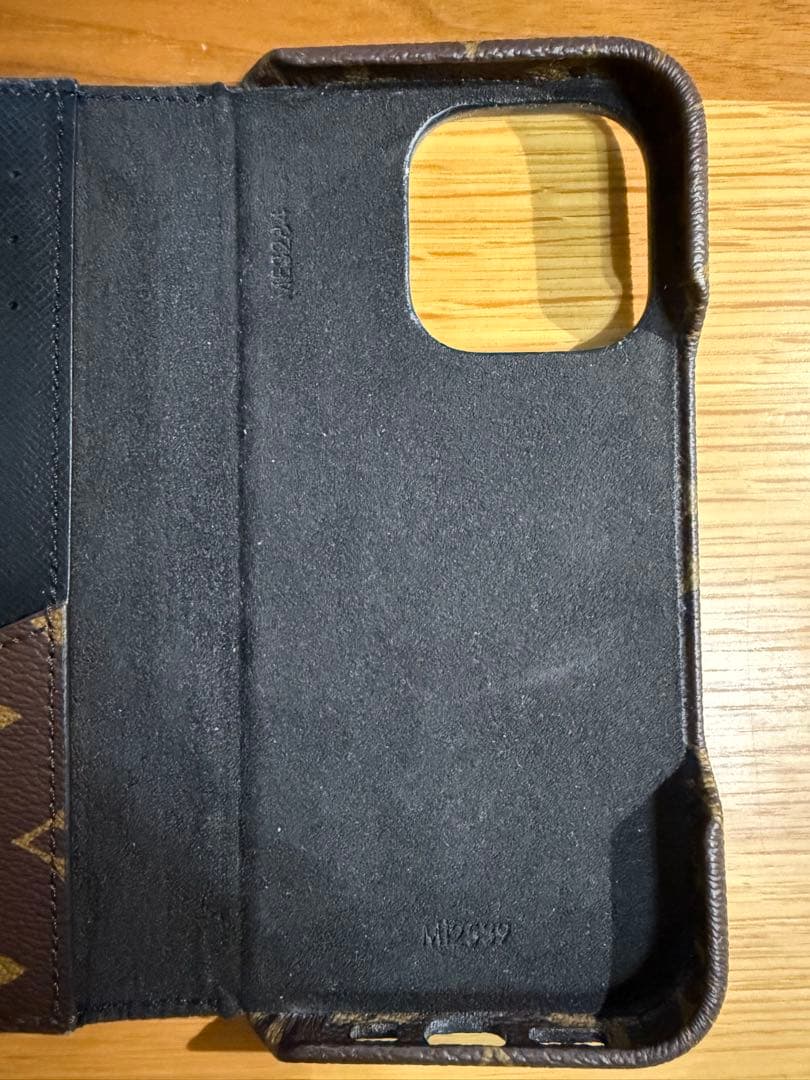 iPhone16pro フォリオ