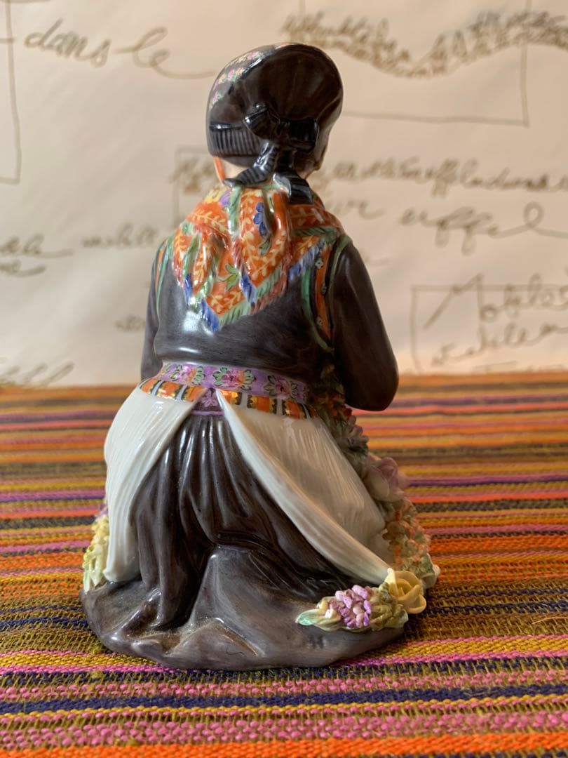 ロイヤルコペンハーゲン　アンティーク　レア民族衣装シリーズの女の子フィギュリン！