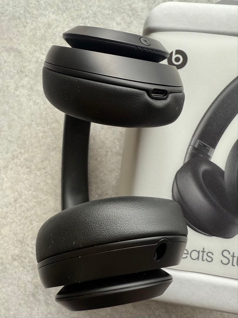 KK：Beats Studio Pro ブラック ワイヤレスヘッドホン