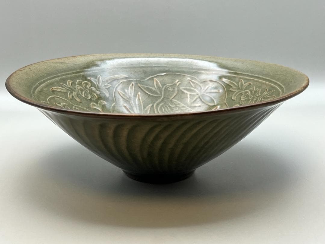 【海】耀州窯　宋代　青磁刻花梅花鳥文茶碗　高級箱付　天目釉 骨董品  中国美術品