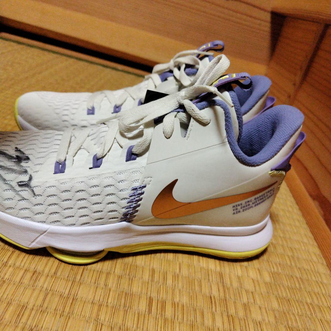 富樫勇樹選手サイン入りバスケットシューズ