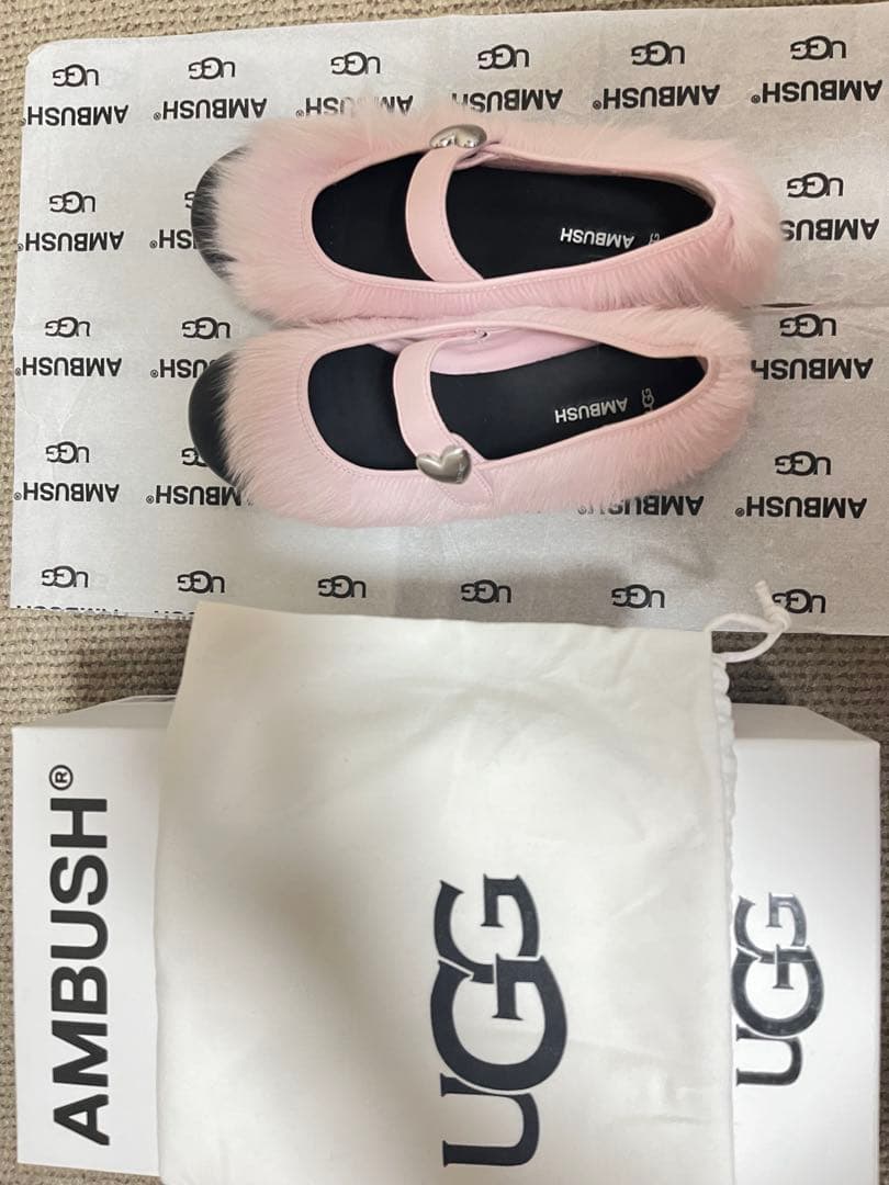 AMBUSH ピンクファーフラットシューズ