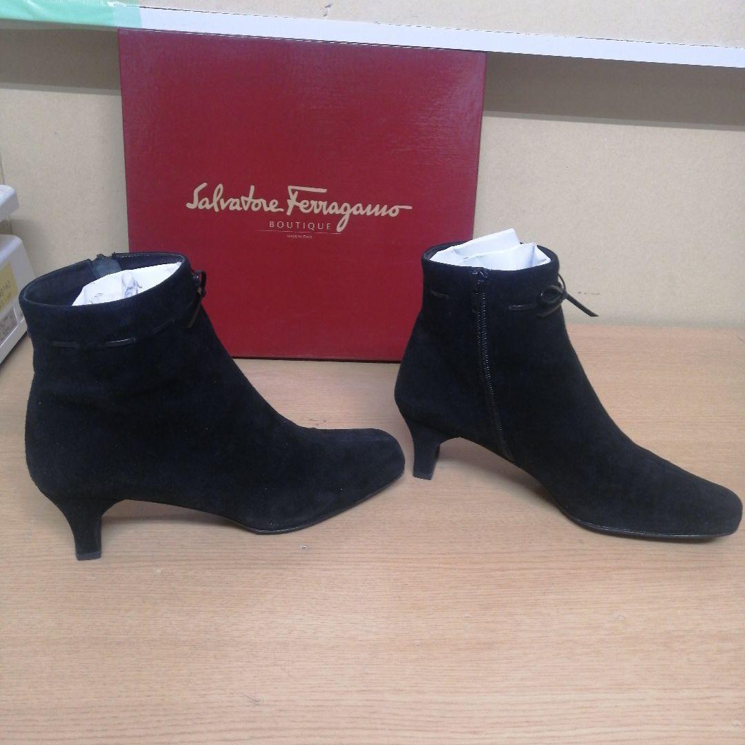 Salvatore Ferragamo 黒 スエード ショートブーツ