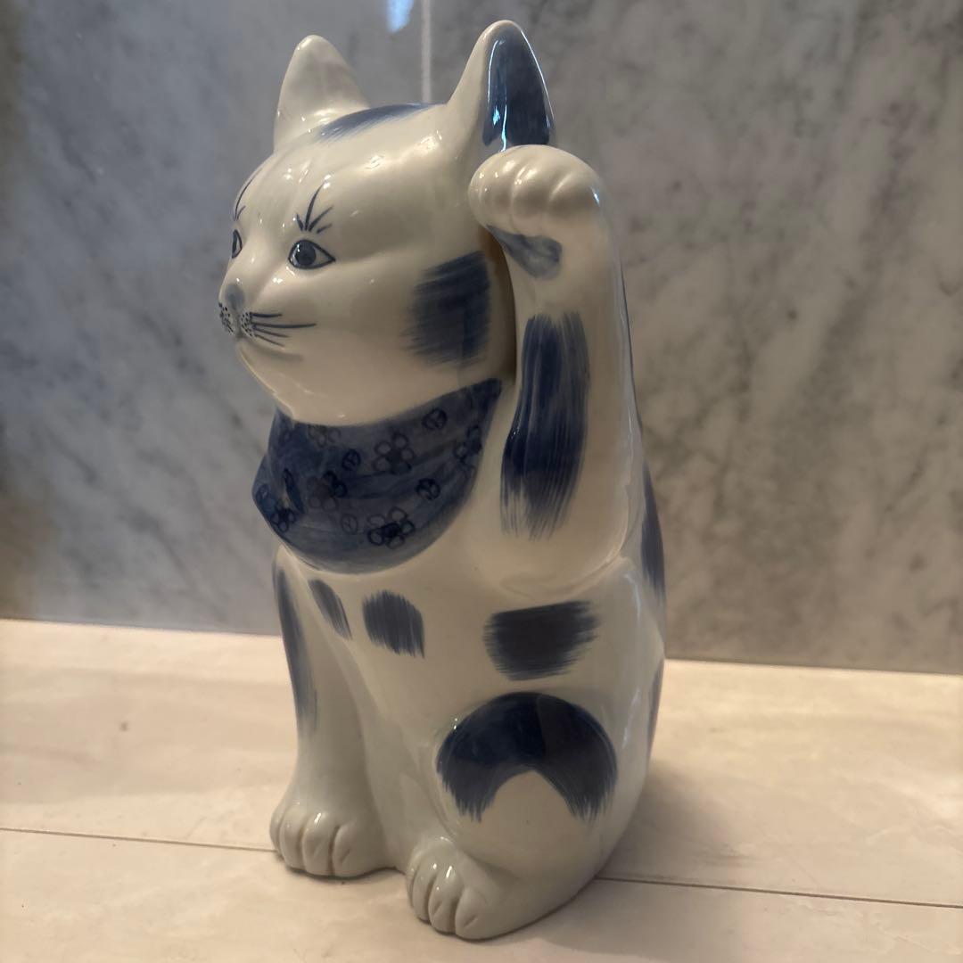 九谷焼アンティーク　妖艶な瞳やまつ毛、体の模様が芸術的で可愛い花柄前掛けの招き猫