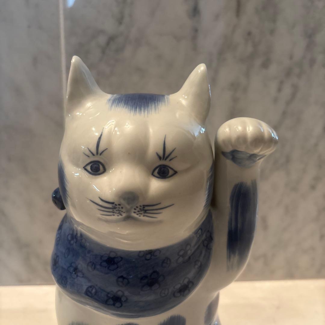 九谷焼アンティーク　妖艶な瞳やまつ毛、体の模様が芸術的で可愛い花柄前掛けの招き猫