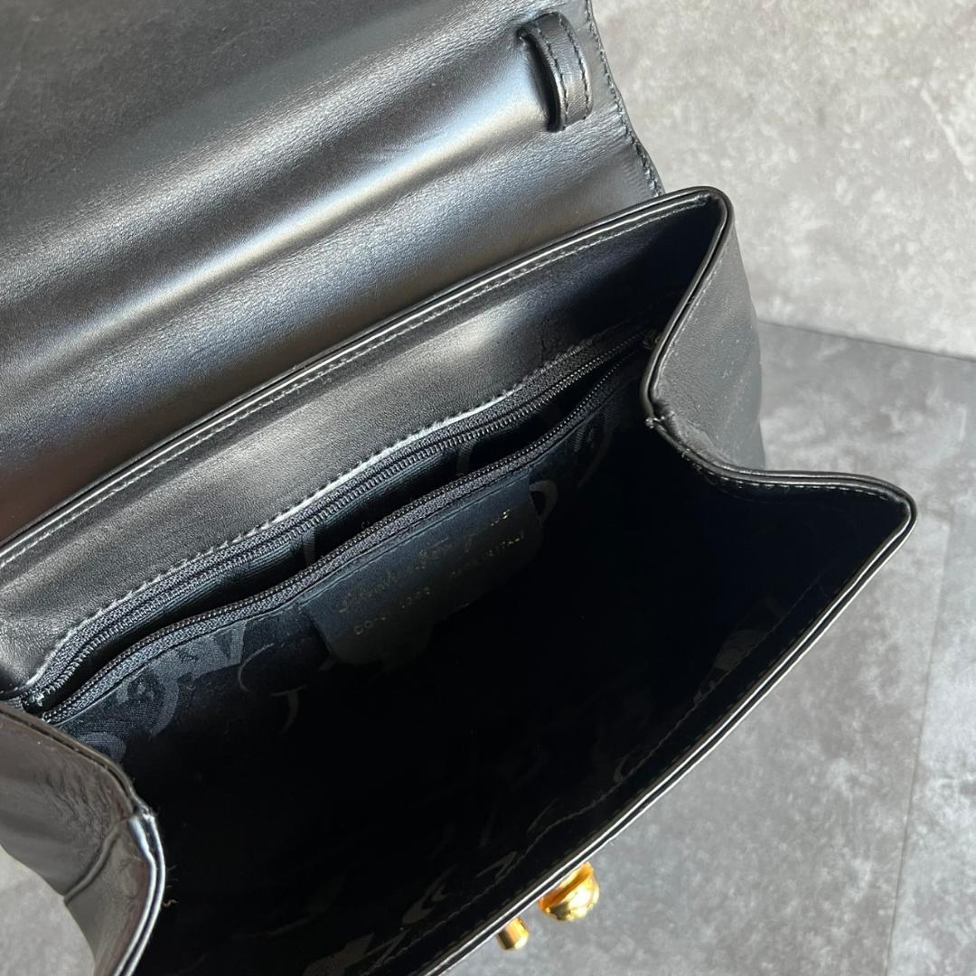 ⭐️Salvatore Ferragamo⭐️フェラガモ パンプス金具