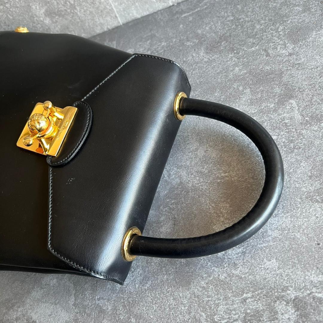 ⭐️Salvatore Ferragamo⭐️フェラガモ パンプス金具