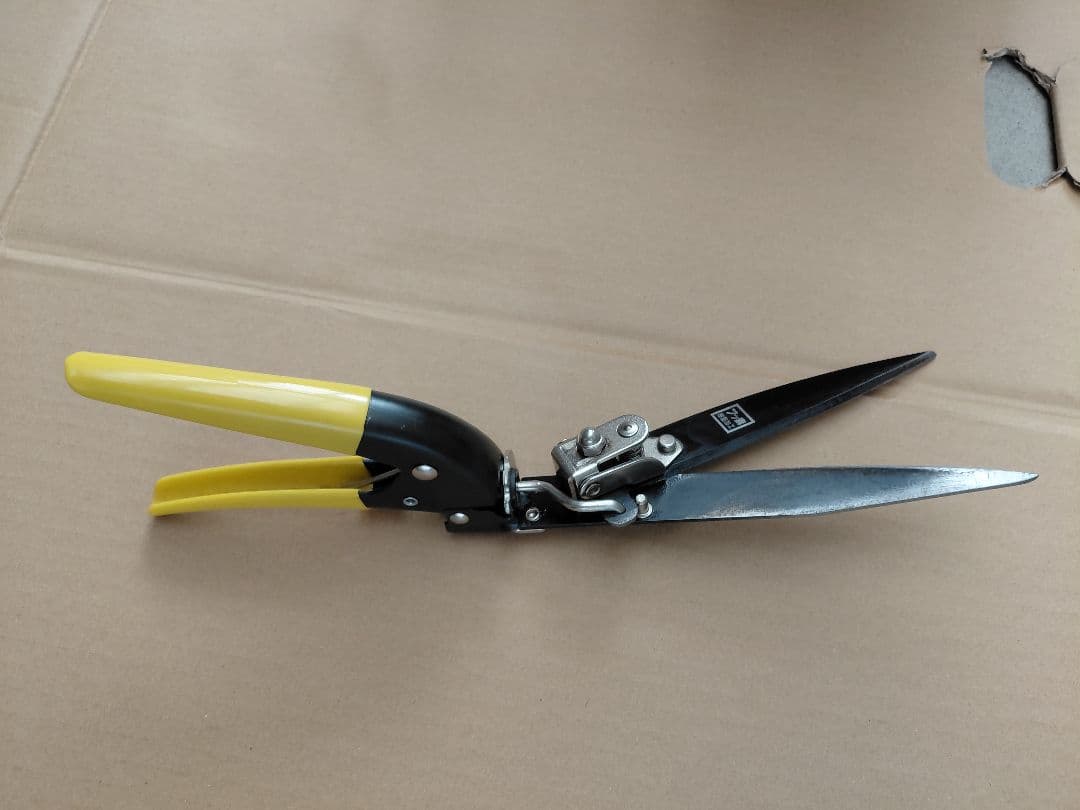 マキタ充電式芝生バリカン160mm モデル MUM604D18v