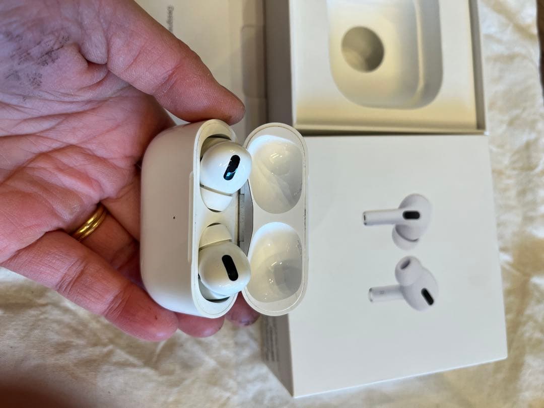 Apple AirPods Pro 本体 充電ケース付き　第一世代