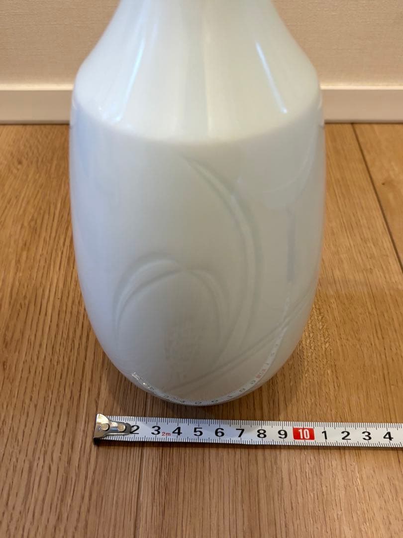 【井上萬二】白磁の伝統　日本の名窯　人間国宝　井上萬二　染彫麦文　小花瓶