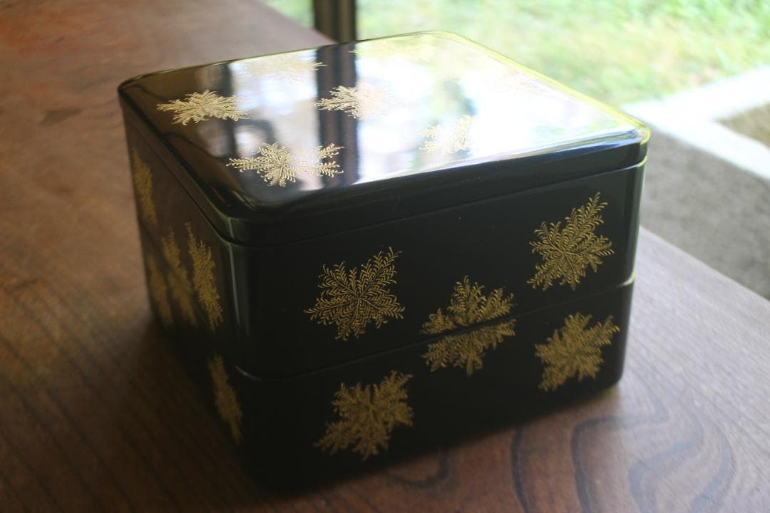 デッドストック！端正な内朱黒漆に優美なシノブ沈金の映える輪島塗二段重重箱お重