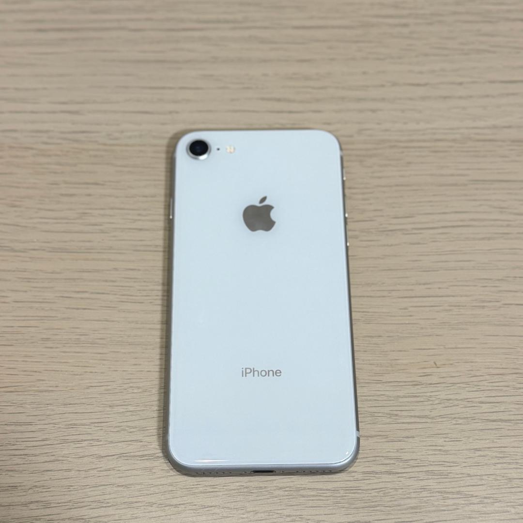 iPhone 8 本体 シルバー 64GB