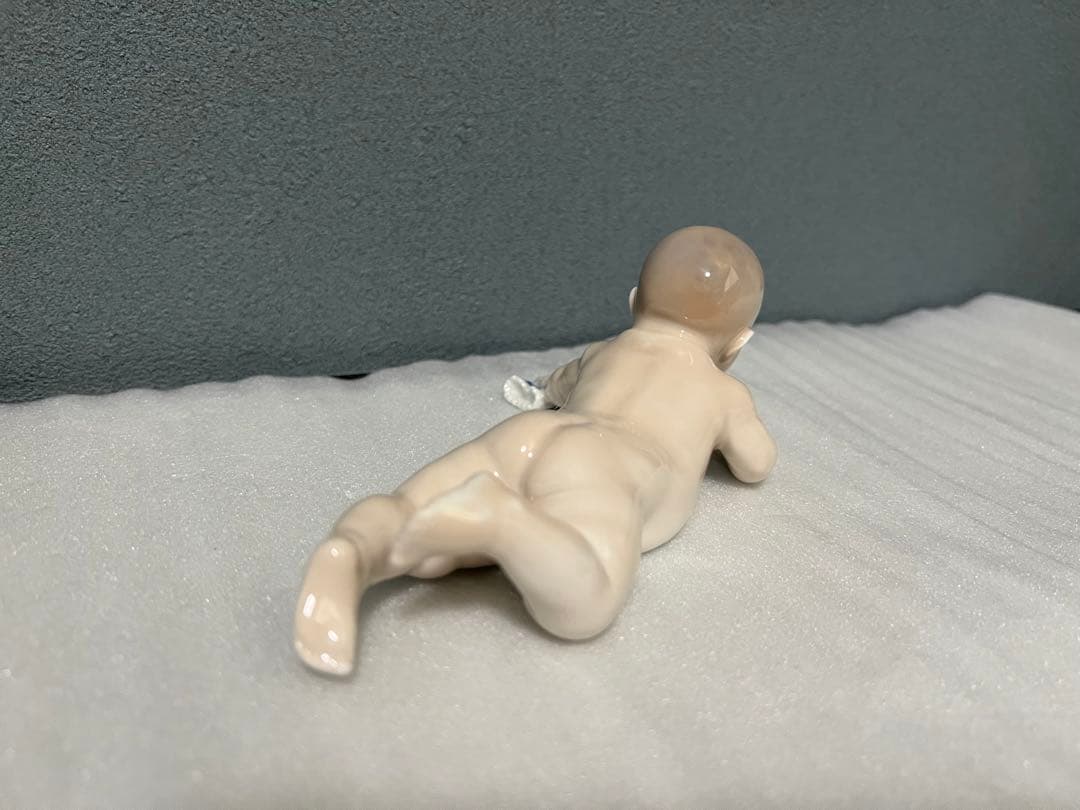 ロイヤルコペンハーゲン　ハイハイする赤ちゃんのフィギュリン