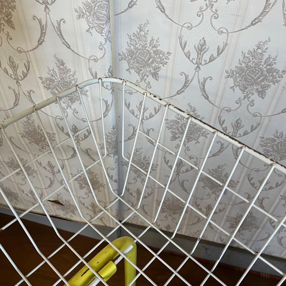 【アンティーク】昭和レトロ 黄色脚 白カゴ キャスター付ワイヤーラック 古道具