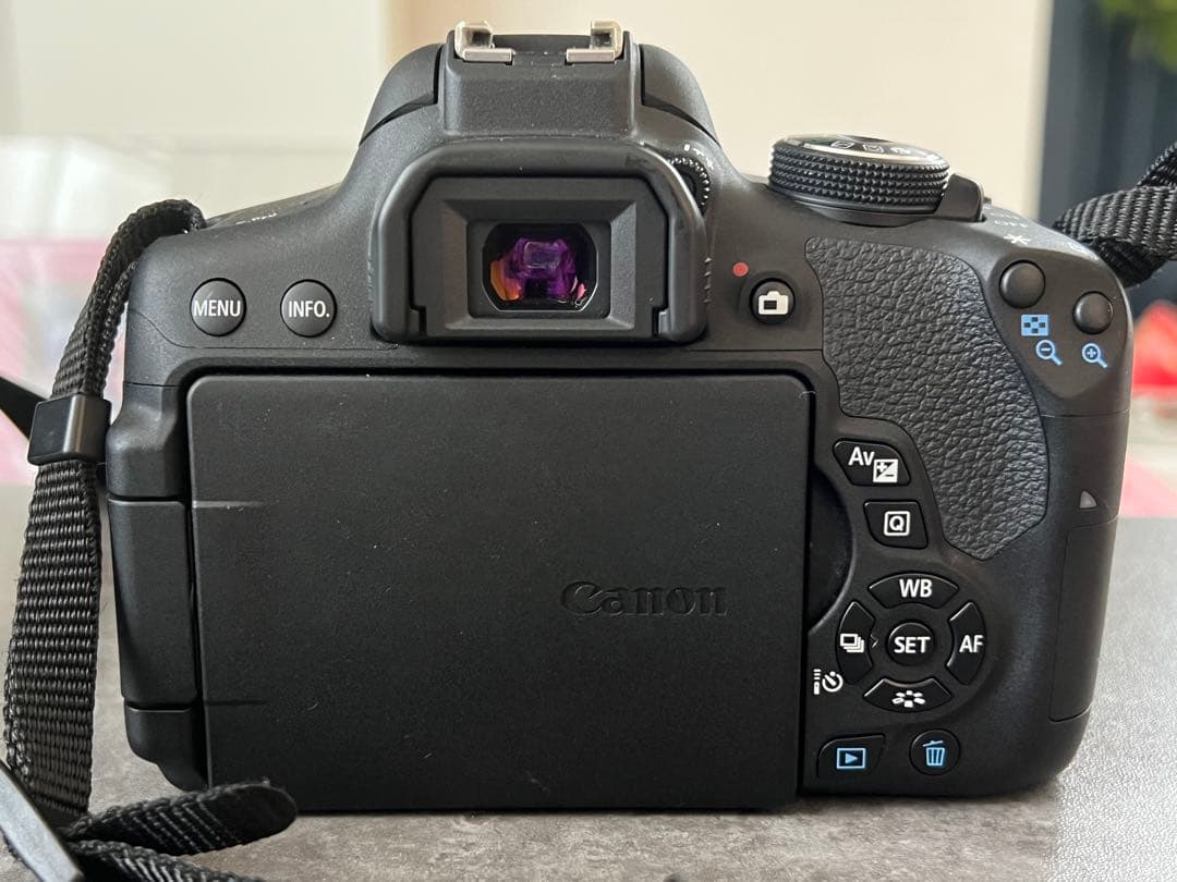 Canon EOS KISS X8i（W）