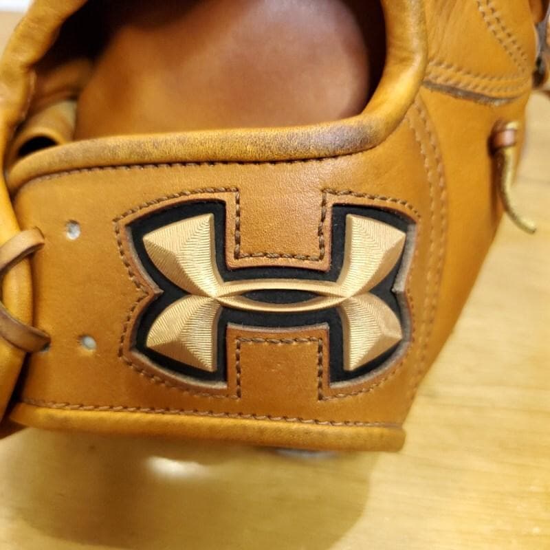 アンダーアーマー 金子千尋モデル 廃盤品 激レア 良品 投手用 硬式グローブ