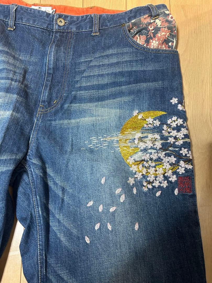 【お値下げ】絡繰魂カラクリダマシイ110size big極太刺繍入りデニムパンツ