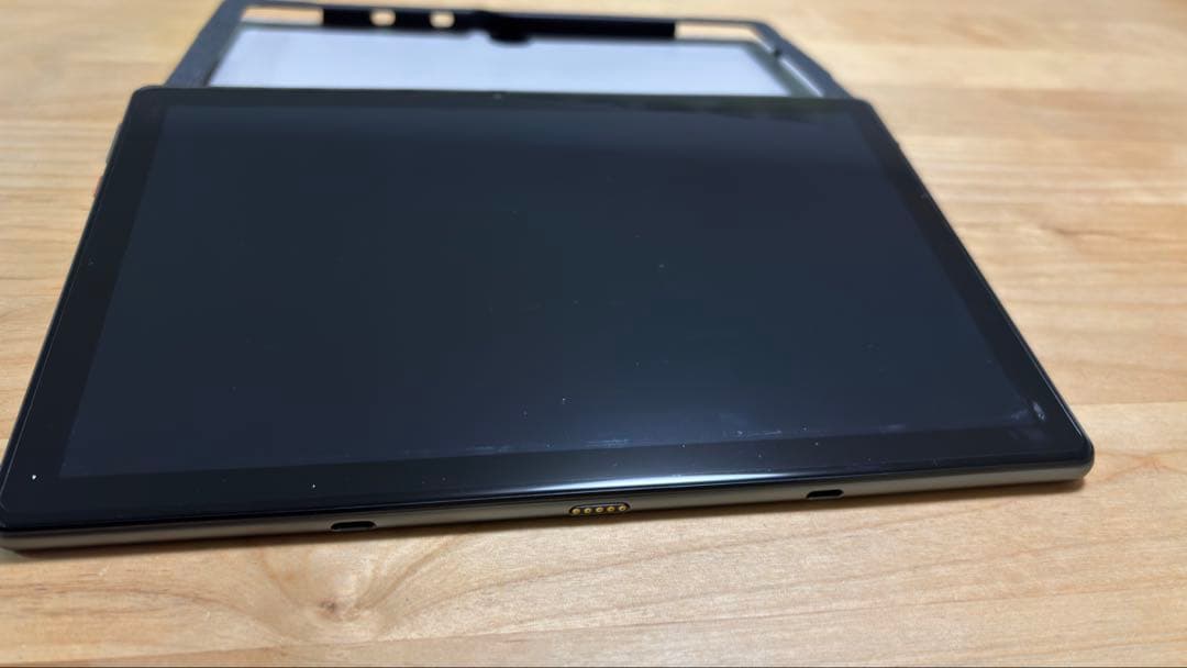 Windowsタブレット ブラック カバー付き